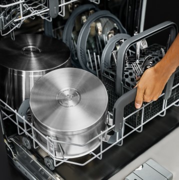 https://www.zwilling.com/on/demandware.static/-/Sites-zwilling-ca-Library/default/dw401cbfff/images/product-content/masonry-content/zwilling/cookware/simplify/product-type-content-zwilling-cookware-simplify_2.jpg