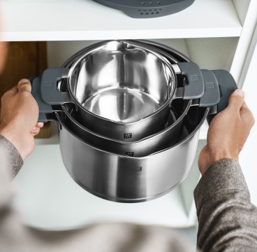 https://www.zwilling.com/on/demandware.static/-/Sites-zwilling-ca-Library/default/dwa6e6d706/images/product-content/masonry-content/zwilling/cookware/simplify/product-type-content-zwilling-cookware-simplify_1.jpg
