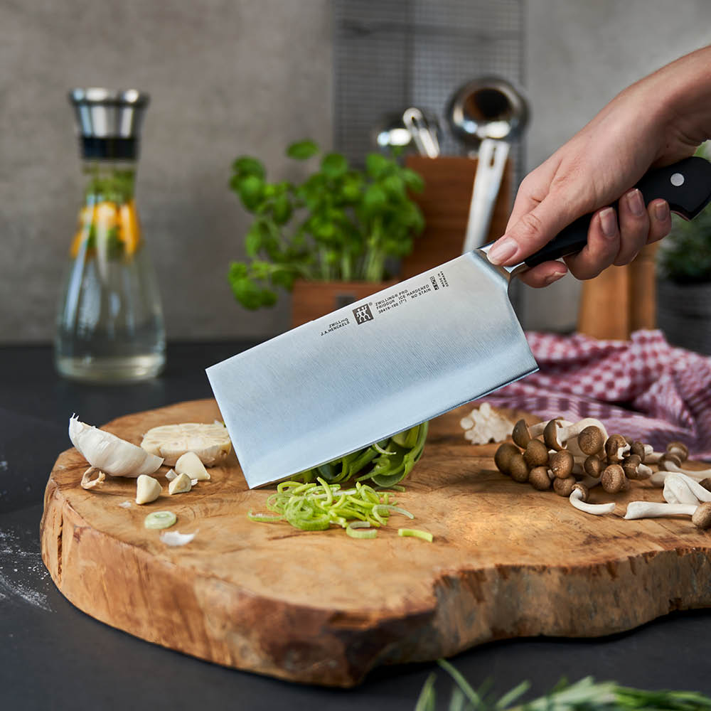 https://www.zwilling.com/on/demandware.static/-/Sites-zwilling-ca-Library/default/dwd1b52e79/images/product-content/masonry-content/zwilling/cutlery/pro/38419-181-0_Product_In_Use_OS_750x750_3.jpg