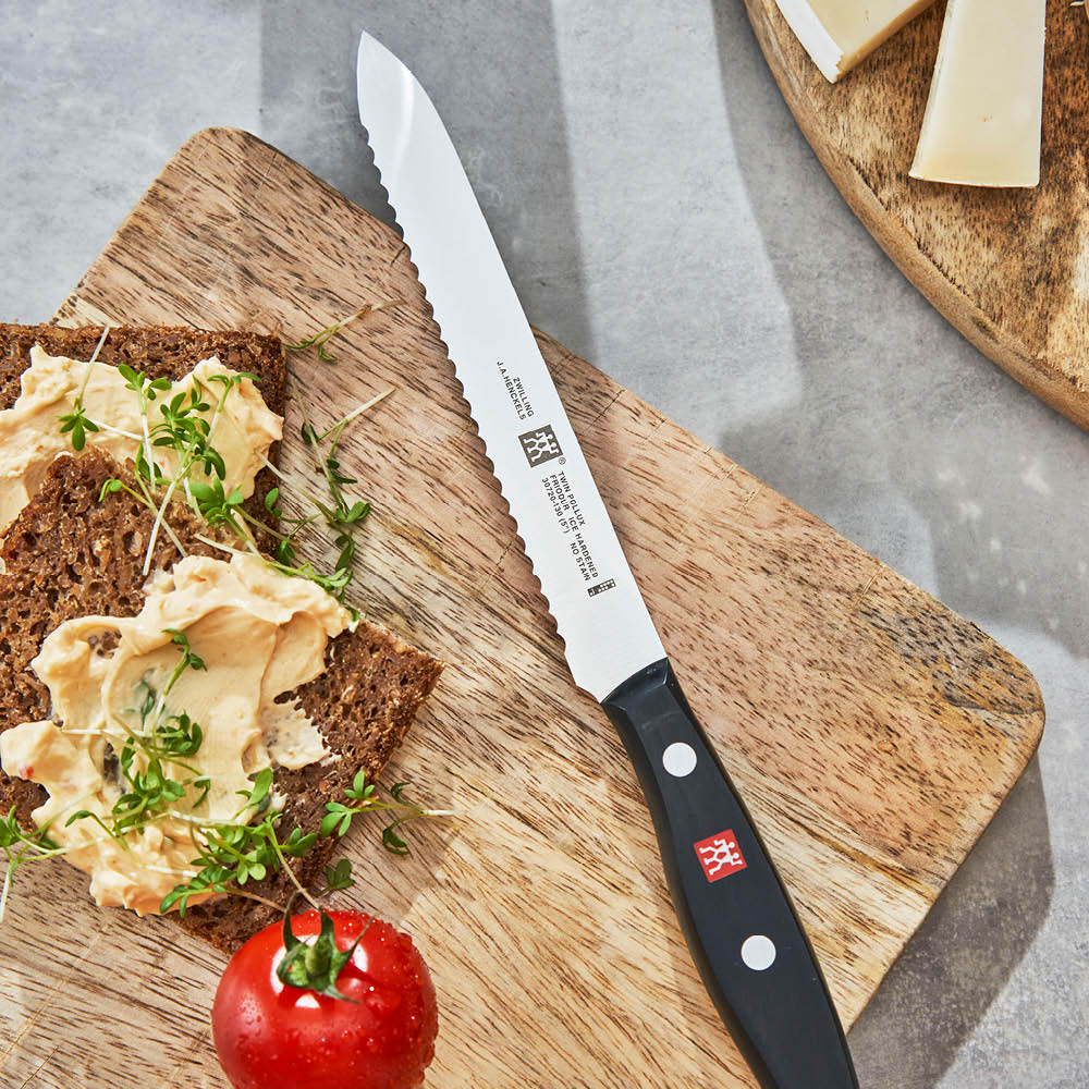 https://www.zwilling.com/on/demandware.static/-/Sites-zwilling-es-Library/default/dwfd556521/images/product-content/masonry-content/zwilling/cutlery/twin-pollux/30720-131-0_Product_In_Use_OS_750x750_1.jpg