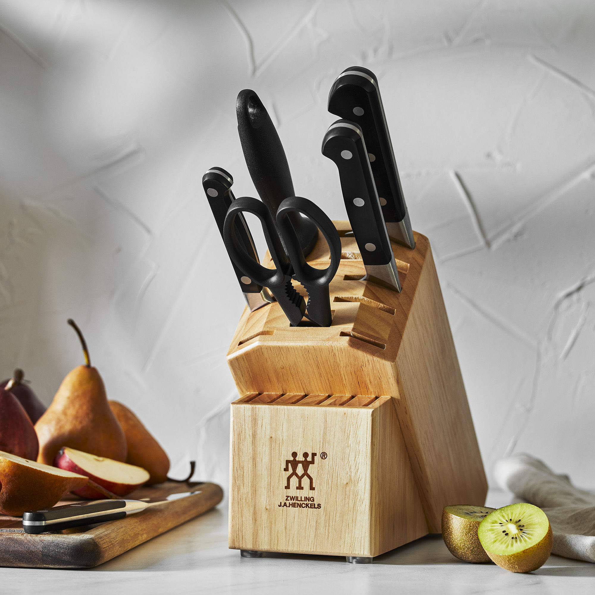  ZWILLING Professional S 16-Piece Razor-Sharp German Block Knife  Set With Acacia Block, Made in Company-Owned German Factory with Special  Formula Steel perfected for almost 300 Years, Dishwasher Safe: Home &  Kitchen