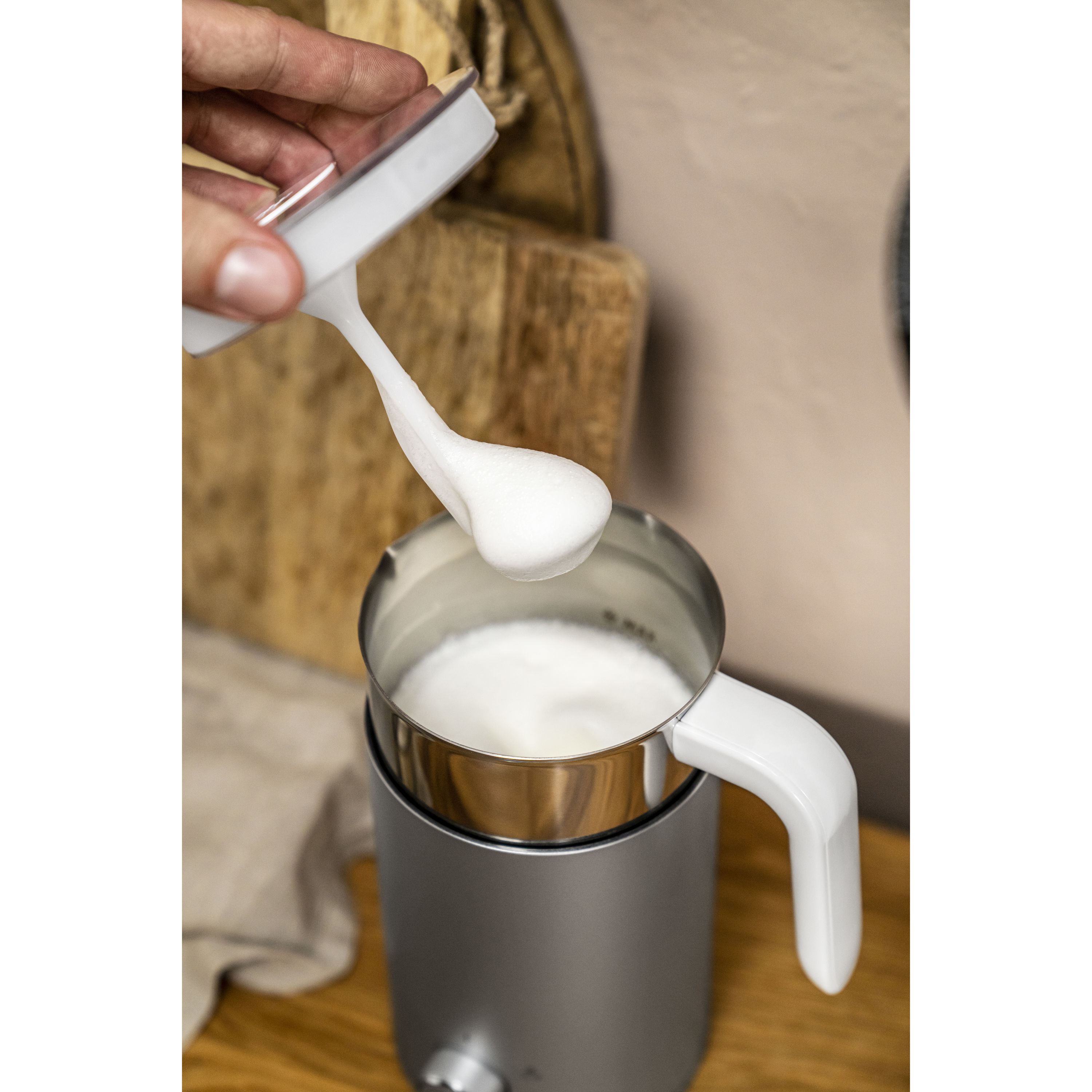 Comprar espumadera de leche eléctrica Zwilling Enfinigy de 400 ml.