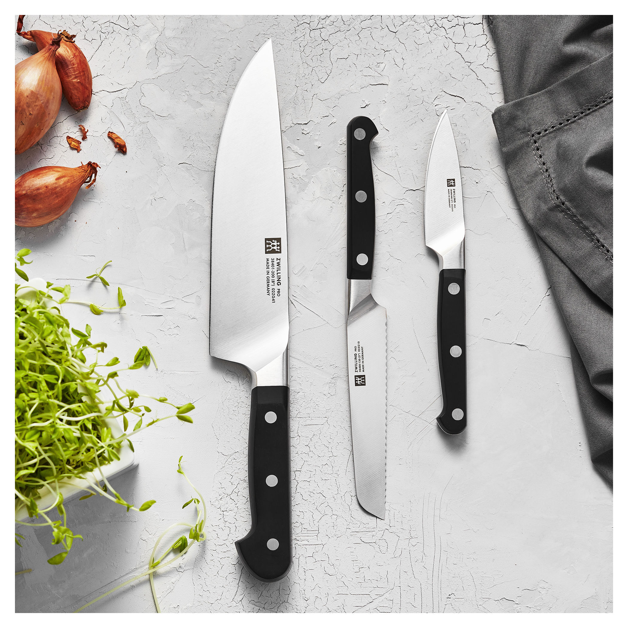 Serrated Royal Blue 5-Piece Ceramic Knife Set with 5 inch Serrated Knife, Kitchen Knife Set. Includes 3, 4, 5, 6 Ceramic Knives, Matching Sheaths and