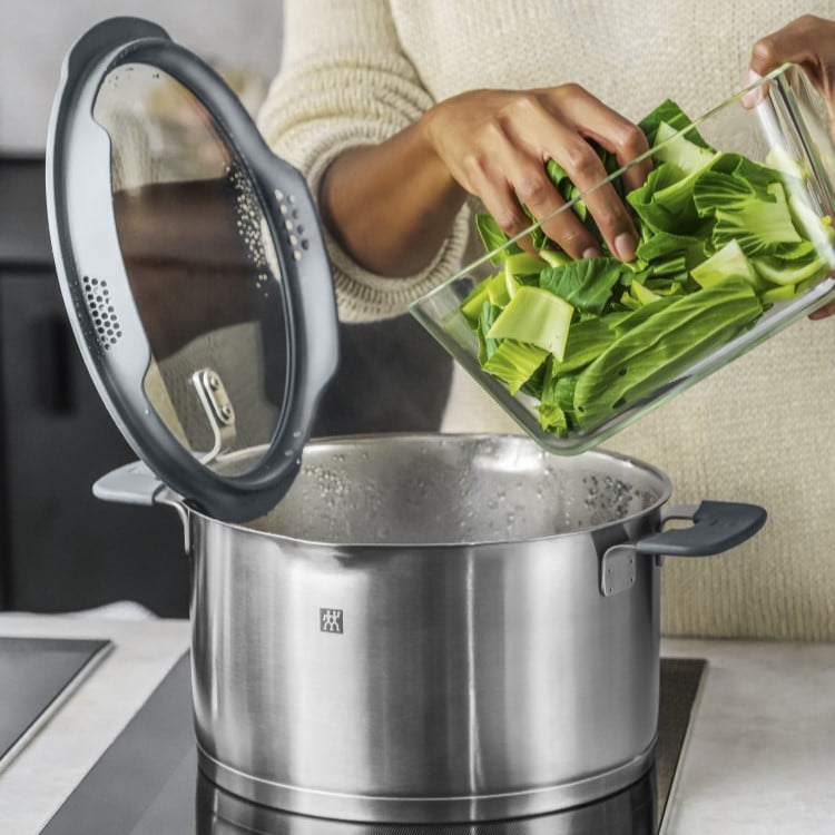 https://www.zwilling.com/on/demandware.static/-/Sites-zwilling-uk-Library/default/dw420a4551/images/product-content/masonry-content/zwilling/cookware/simplify/Simplify_Lifestyle_Image_Product_OS_750x750_1.jpg