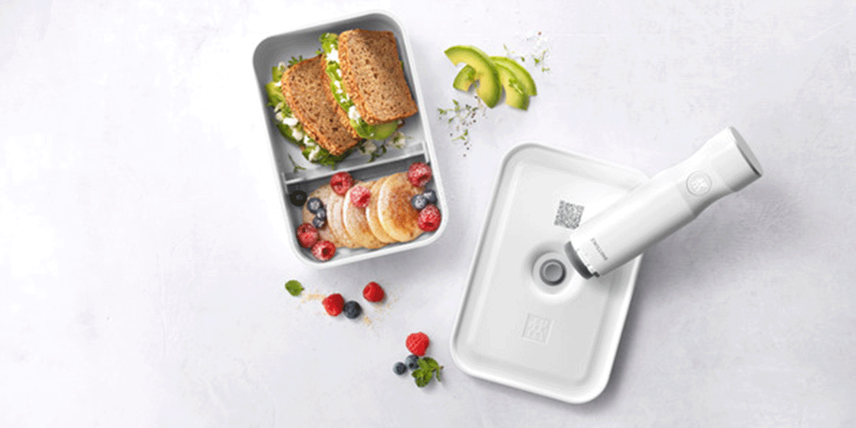 https://www.zwilling.com/on/demandware.static/-/Sites-zwilling-us-Library/default/dw182c07f0/images/product-content/masonry-content/zwilling/vacuum/vacuum-boxes/pdp-masonry-module-zwilling_vacuum_flat-lunchbox_l_semi-transparent_full-width_2_1200x600.jpg