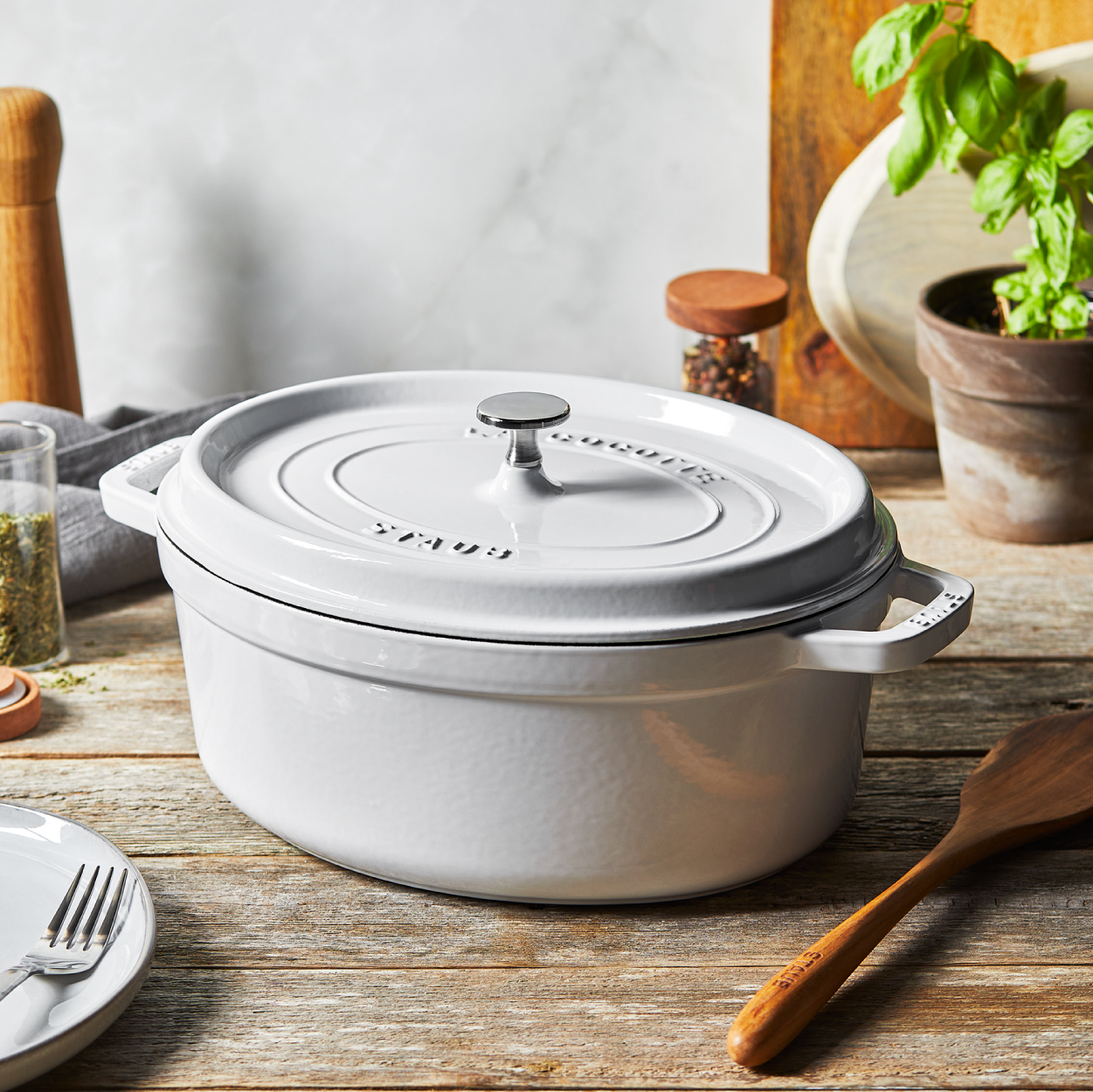 https://www.zwilling.com/on/demandware.static/-/Sites-zwilling-us-Library/default/dw681e63c0/images/product-content/masonry-content/staub/cast-iron/cocotte/OvalCocottes_Mason_Comp_600-600_OvalCocotte_3.jpg