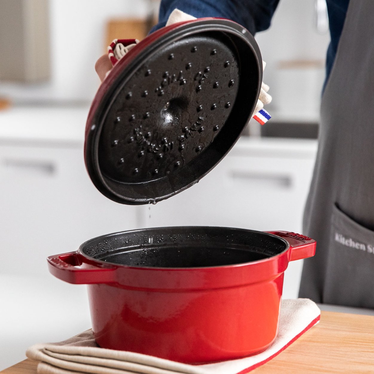 https://www.zwilling.com/on/demandware.static/-/Sites-zwilling-us-Library/default/dwb3901923/images/product-content/masonry-content/staub/cast-iron/cocotte/Cocottes_Mason_Comp_600-600_RoundCocotte_2.jpg