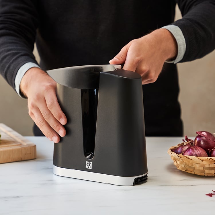 https://www.zwilling.com/on/demandware.static/-/Sites-zwilling-us-Library/default/dwe2099b4e/images/product-content/masonry-content/zwilling/cutlery/knife-sharpener/Masony_Module_V-Edge_750x750px2.jpg